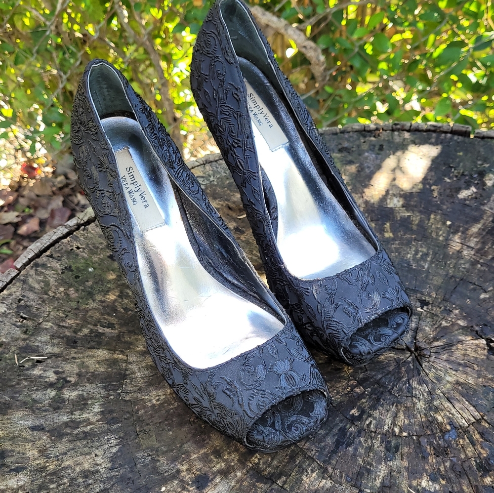 Vintage Women Black Detailed Designs High Heel Pumps By Vera Wang Size 6M/Women